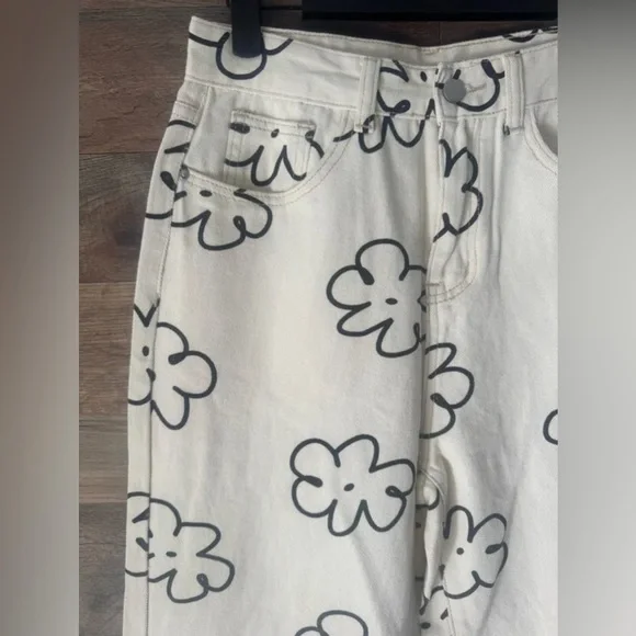 🌼 Size X-Small Cream Colored Straight Leg Pants With A Black Floral Print - Picture 3 of 9